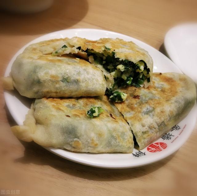 韭菜盒子的家常做法，牢记3个步骤，韭菜不出水，薄皮馅多