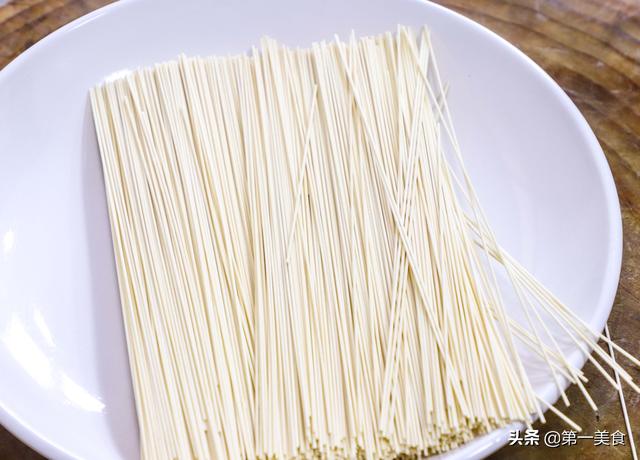想吃炒面要先煮吗？真正的懒人用干挂面，10分钟做出美味炒面