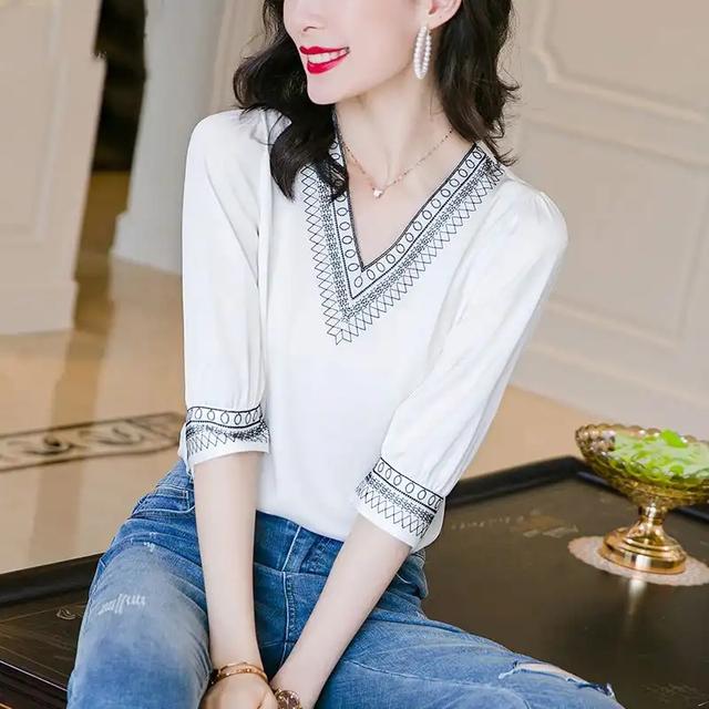 最时尚今夏主流这种“V领衫”搭配牛仔裤，藏肉又时髦，谁穿谁美嫩