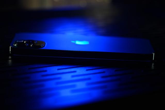 iPhone 12 Pro颜值到底高不高？在微距镜头下看一看