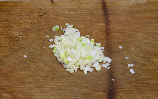 吃腻了大鱼大肉，来一盘酱汁茄子，不蒸不油炸，下酒下饭易操作