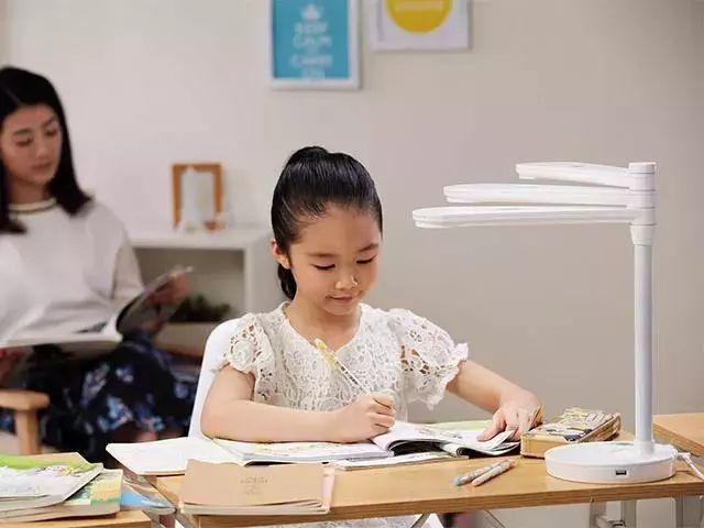 「你的育儿经」孩子在家上网课有三种表现=“假勤奋”，开学后成绩差距一目了然