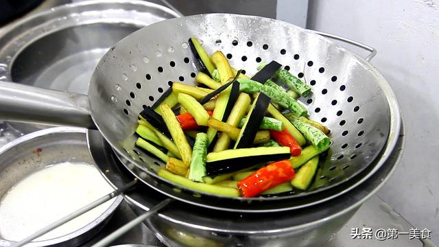 茄子|最下饭的尖椒烧茄子，厨师长教你详细烹饪技巧，看一遍就能学会