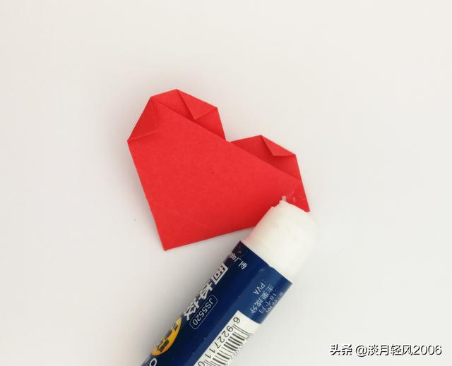 『超级宝妈』幼儿小手工，一张纸折出一个爱心的方法，简单易学