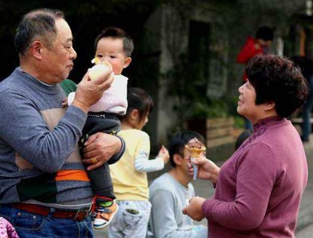 「超级宝妈」母乳太多怎么办？年轻宝妈给自家丈夫留，医生：简直胡闹
