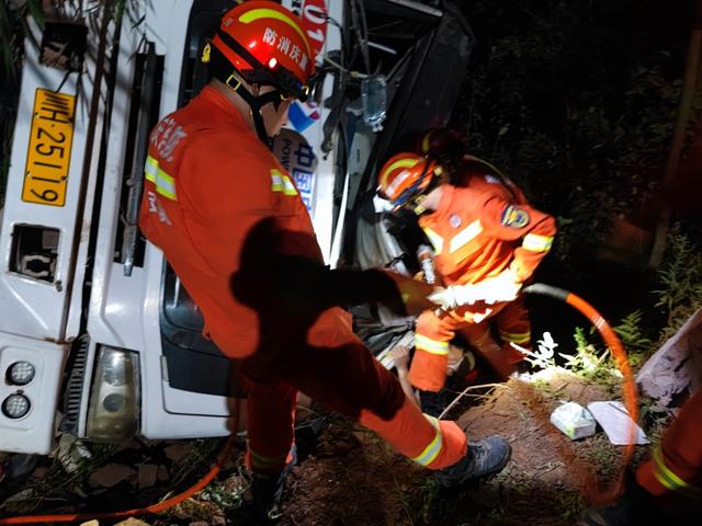 南川|视频 | 急！罐车夜间侧翻公路边坡随时可能下滑 司机被压动弹不得
