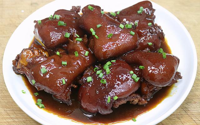 农家人爱吃的红烧猪蹄这样做，色泽红亮，口感软糯，胶原蛋白丰富