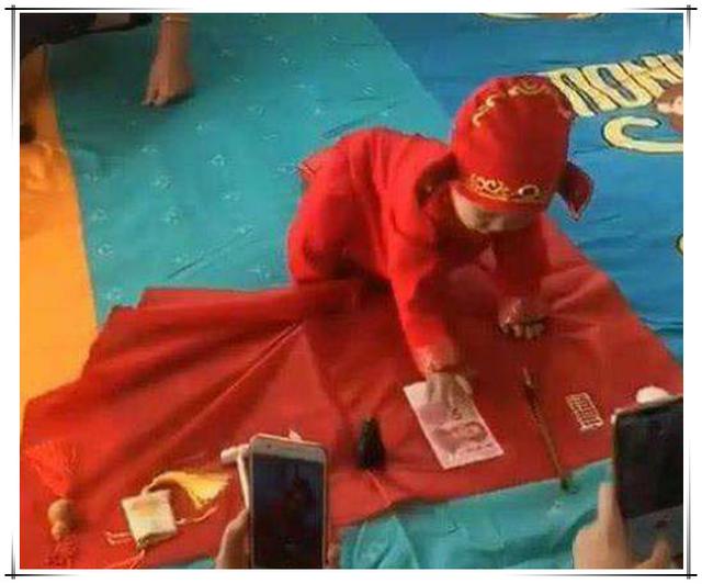 #你的育儿经#一岁宝宝抓周，径直奔向爷爷的“心头好”，奶奶在一旁气得牙痒痒