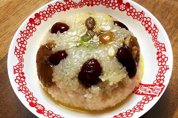 八宝饭|有的靠“秒杀”，有的日销2万只……上海最热门的八宝饭为什么好吃？