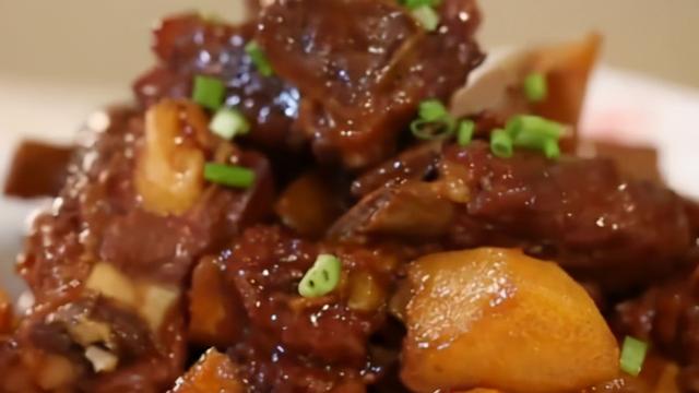 冬日简单好做的烧菜，好吃又下饭，连菜汤都忍不住来泡饭