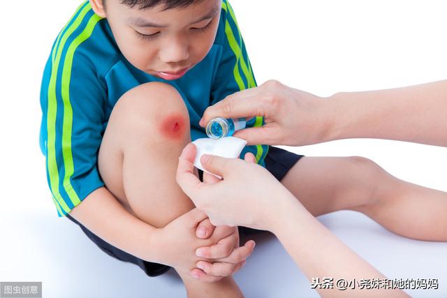 超级宝妈|孩子摔倒了，拍桌子、打地板？这样做的危害大，正确的做法是这样