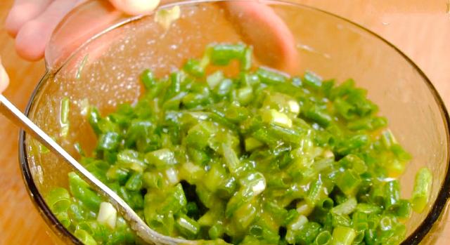 1碗面粉1把香葱，教你做懒人版葱花饼，层次柔软，放凉了也不硬