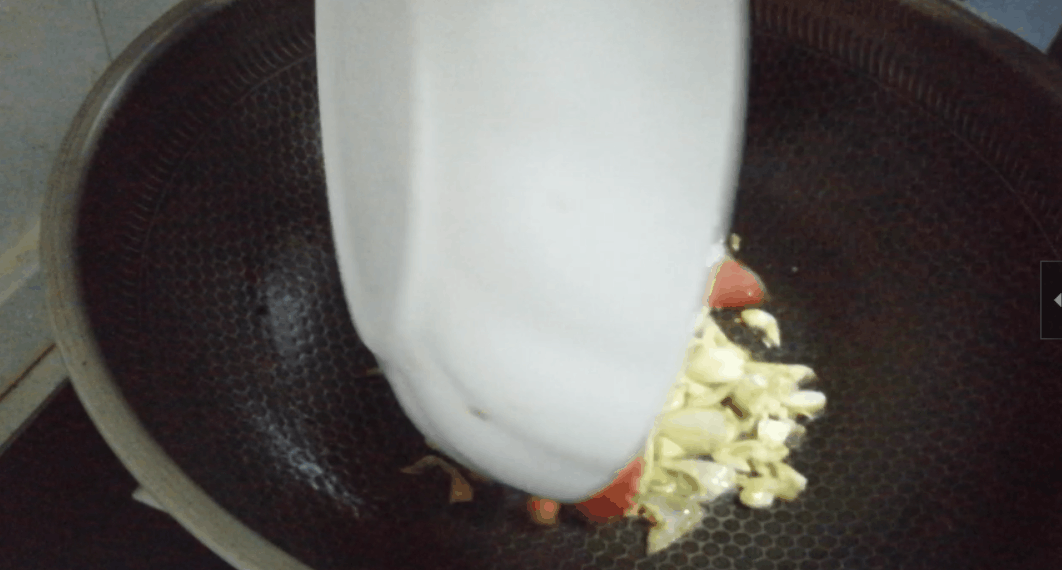 大饼放2天，又干又硬，扔了可惜，用这办法，秒变美味