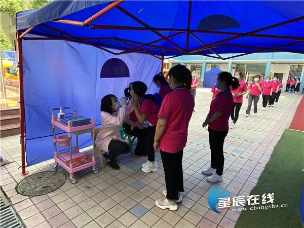 「超级宝妈」天心区幼儿园举行“一日生活防控流程”演练，全力以赴保复学