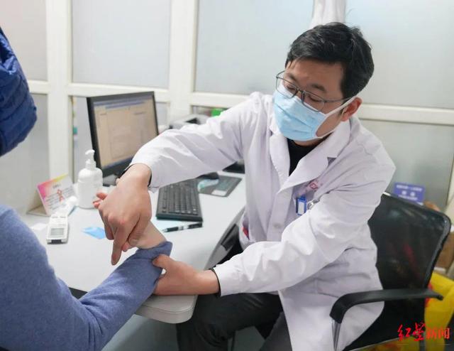 关节|成都一小伙“特异功能”手指可任意折叠！医生：这是病得小心