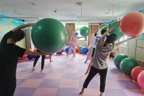 真人示范！护士小姐姐教学孕期运动，躺着就能做