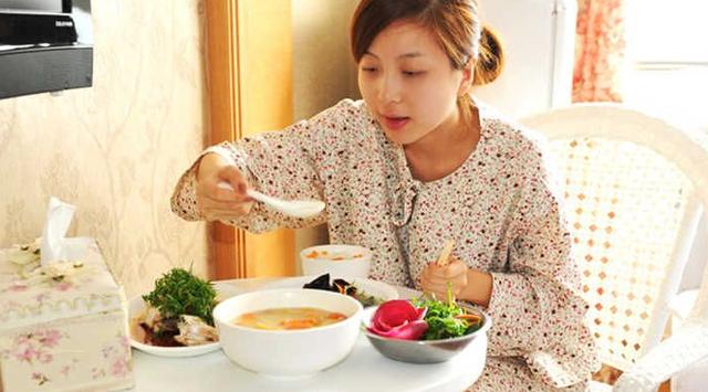 【你的育儿经】害怕月子之后落病根?“3吃3不吃”严格遵守,产妇健康身体棒