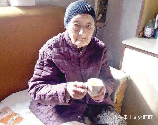 107岁老奶奶一天两包烟半斤白酒说道：劝我戒酒的医生早已逝去