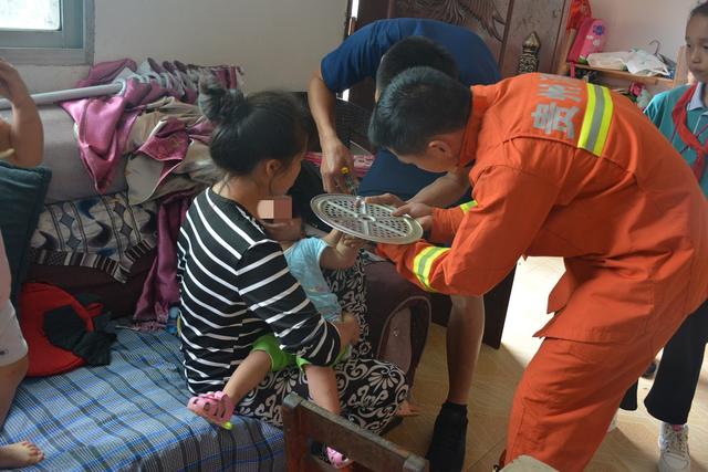 你的育儿经|看管好家里的幼儿！蒸笼隔片孔洞卡住女童手指……