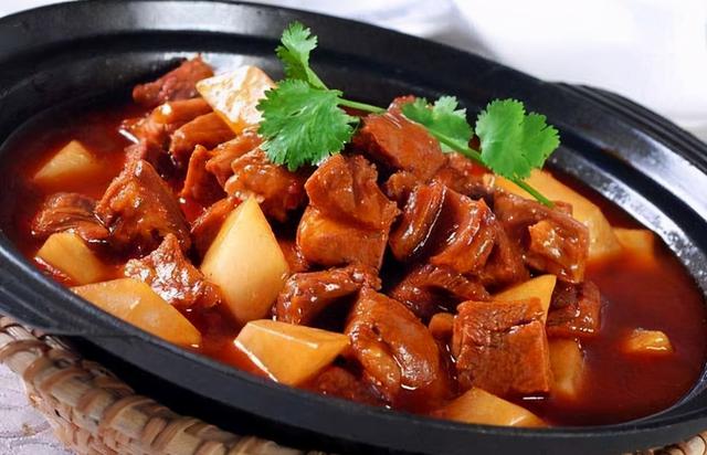 土豆炖牛腩家常做法：牛腩软烂，土豆软糯易消化，营养不流失