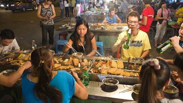 去餐厅吃饭，为何服务员先端一碟花生米上来？顾客：原来都是套路