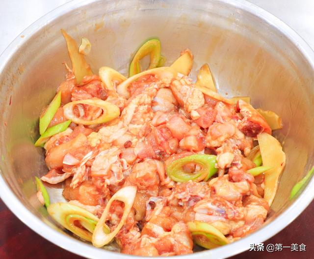 大厨教你做辣子鸡丁不出水，粒粒入魂！外酥有嚼劲，内部又滑嫩