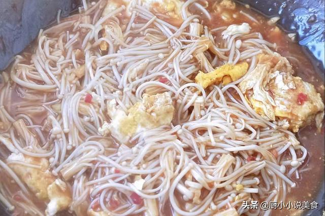 金针菇别再涮锅了！教你一个简单做法，脆嫩爽滑，我家一周吃5次