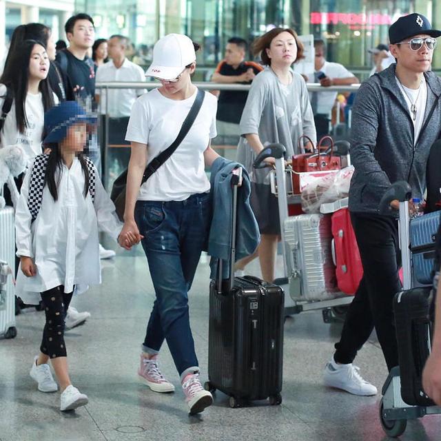 带货女王袁泉一家三口真接地气!走机场3人同穿基础款,但气质依旧高级