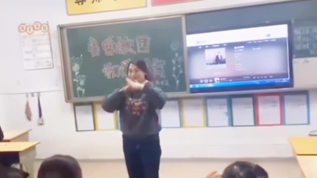 妈妈在家长会上表演“才艺”，大家纷纷鼓掌：没人敢欺负孩子了