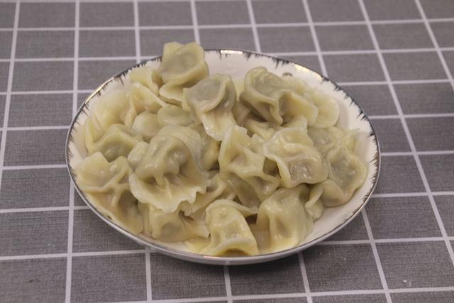 煮饺子时，不要水开就下锅煮！多加1步，饺子不粘锅不破皮