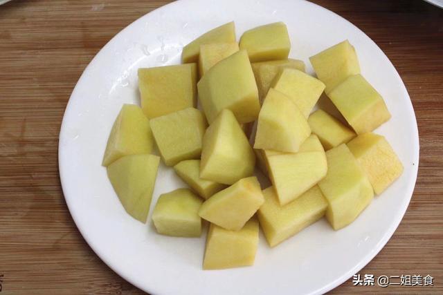 做红烧牛肉，只放生抽就错了，大厨：“多加2白”，入味还不塞牙