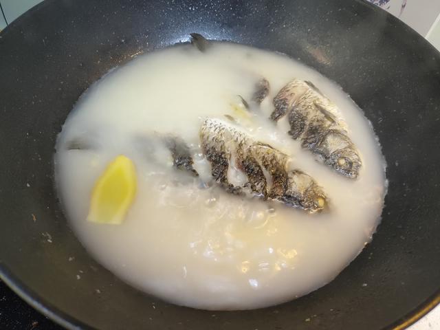 做鲫鱼汤，直接下锅煎是大忌，提前做好这一步，汤白味鲜无腥味