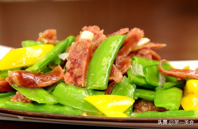 炒所有青菜多加这1步都能保持翠绿，色香味俱全的荷兰豆炒腊肠
