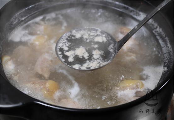 炖羊肉汤时，最忌加盐和料酒，牢记一招，羊肉汤浓肉鲜，不膻不腥