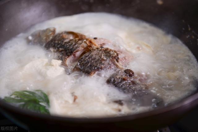 炖鱼汤时，牢记“3放2不放”，鱼汤鲜美奶白，鱼肉滑嫩不腥