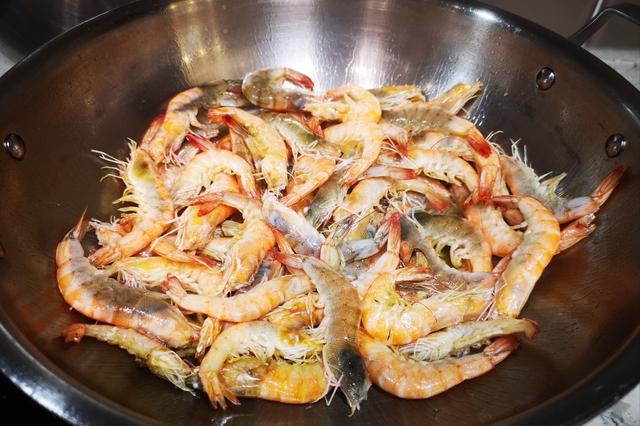 鲜虾，我家从不用水煮，大厨教我一招，虾肉鲜香醇厚，营养不流失