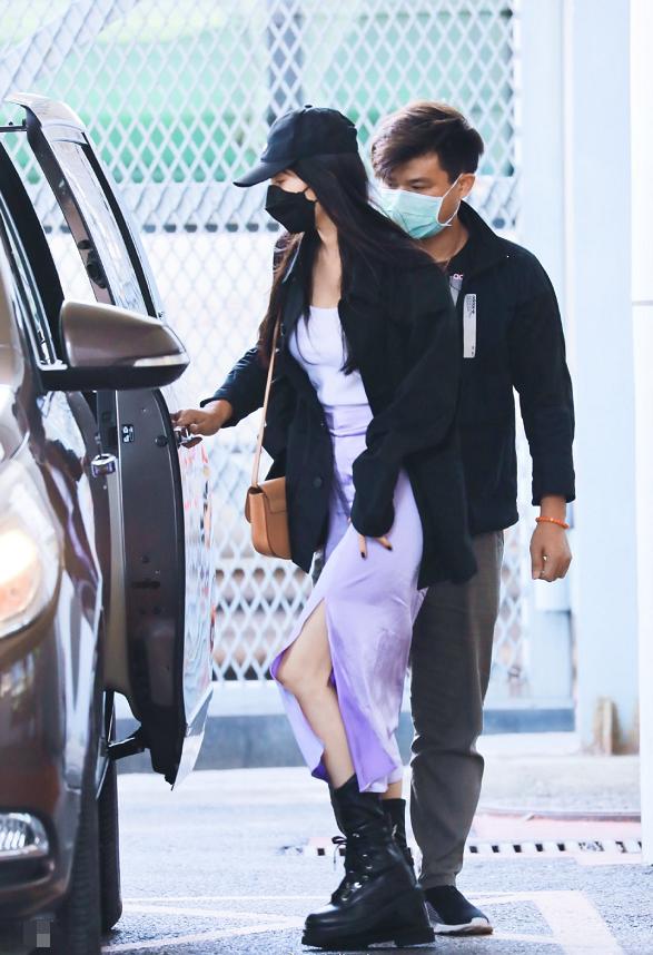 家住魔仙堡|杨幂真是太会穿了！在裙子意想不到的地方剪开，谁知却成全场最潮