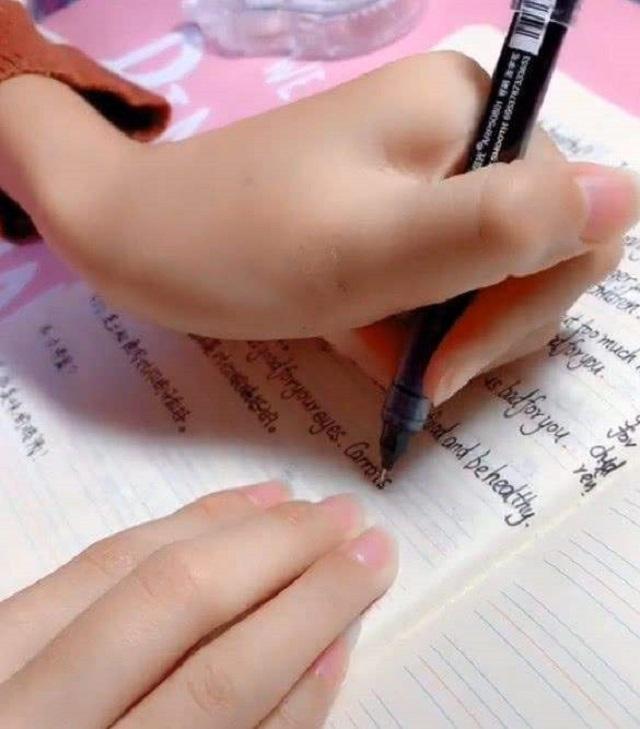 你的育儿经▲左撇子的孩子更聪明？家长该不该纠正？不妨听听科学解释怎么说
