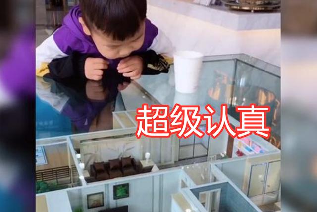 天使宝贝▲宝宝在售楼处盯着沙盘不动，爸爸走近后无法淡定，这孩子太聪明了