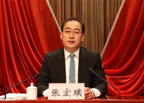 金乡县委书记董冰 拟推荐的6人中,现任金乡县委书记董冰为唯一的女性