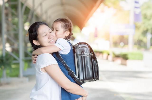 超级宝妈■孩子频繁求抱抱？拥抱的3大力量，父母越早懂，孩子越受益