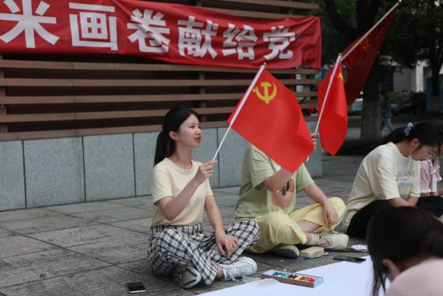 小分队|做采访、拍视频、做直播……这所高校的大学生这样庆祝建党百年