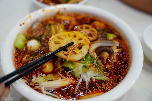 吃麻辣烫时，专挑角落里的5样“贵菜”，老板：不是吃货就是同行