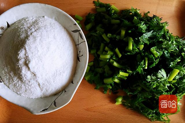 大厨分享清蒸茼蒿的技巧，清脆碧绿不变色，不粘不坨不出水