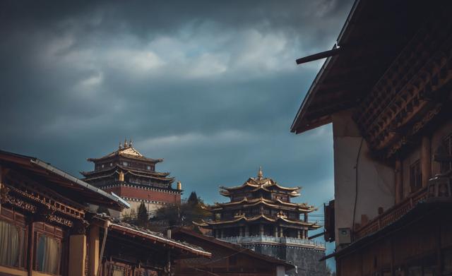 【约吗旅行】被一把大火烧光的月光古城!这里拥有世界上最大的转经筒