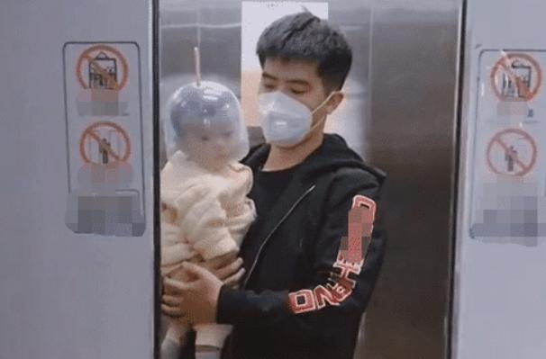 #超级宝妈#“硬核老爸”带娃出门火了，这大概是我见过最拽的“天线宝宝”