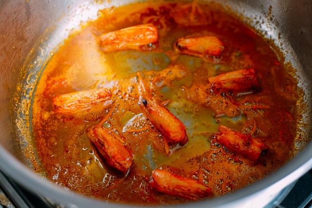 熬粥时，大米不要直接下锅，放进冰箱冻一冻，熬出的粥口感超惊艳