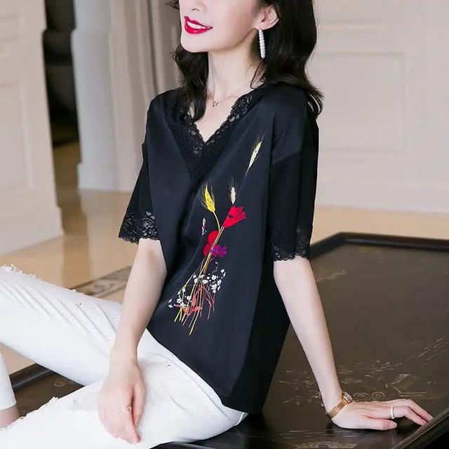 最时尚今夏主流这种“V领衫”搭配牛仔裤，藏肉又时髦，谁穿谁美嫩