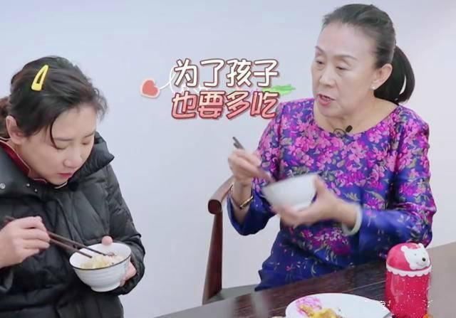 超级宝妈▲婆婆劝吃肉，何雯娜忍吐强吃被逼哭！面对过度关心孕妈态度要明确