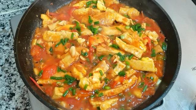 西红柿+冻豆腐这样做，酸香可口，特别下饭，不光好吃还能减肥